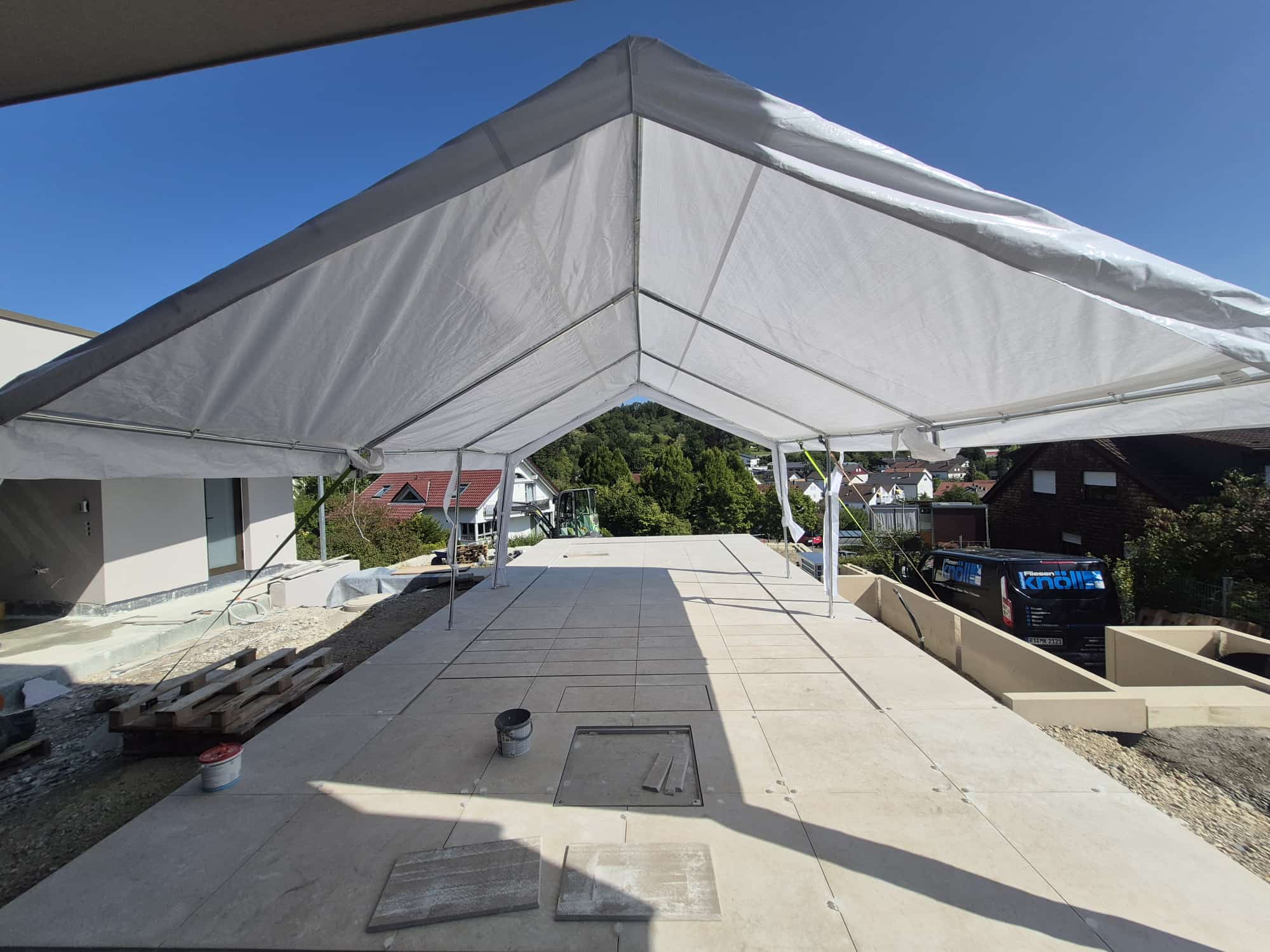Wetterschutz während der Fliesenarbeiten auf der Dachterrasse – Poolprojekt Fliesen Knöll