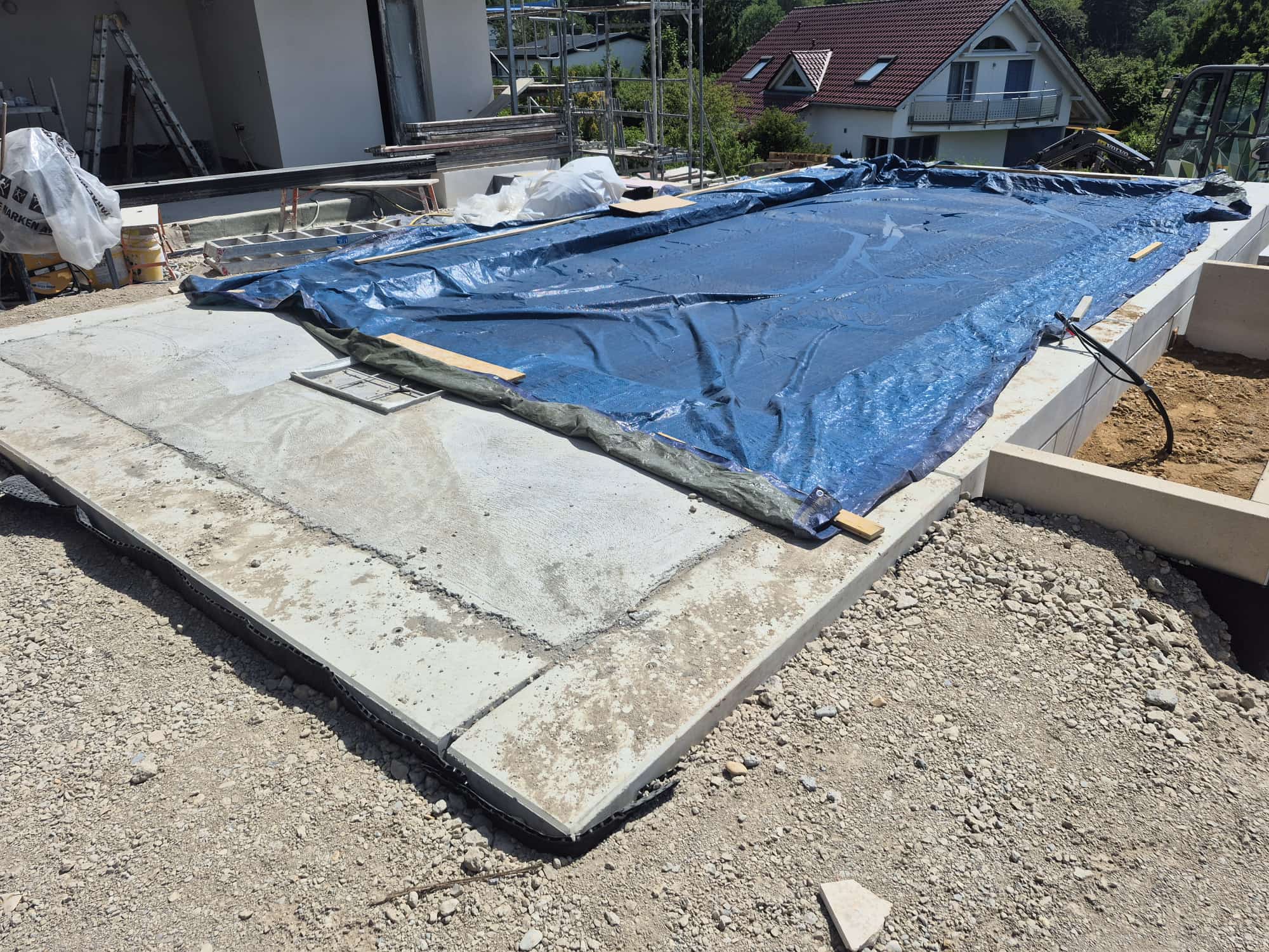 Betonierter Beckenrand ohne Feinarbeit – Fliesen Knöll